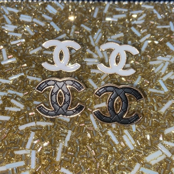 CHANEL Accessories - 4 piece Chanel button set Cc Logo Imprint
